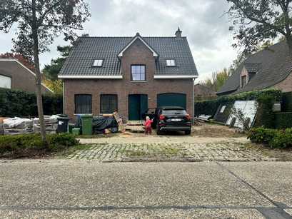 De vernieuwde voorgevel De vernieuwde voorgevel